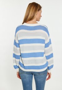 Pulover rayat în nuanțe de albastru și gri, cu o croială lejeră, gât rotund și mâneci lungi, puffate. Materialul pare tricotat, având un model texturat.