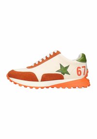 Sneaker mit einem Körper aus cremefarbenem Leder, orangefarbenen Wildlederakzenten, grünem Sternenmotiv und einer strukturierten orangefarbenen Sohle; ausgestattet mit weißen Schnürsenkeln und der Nummer "67."