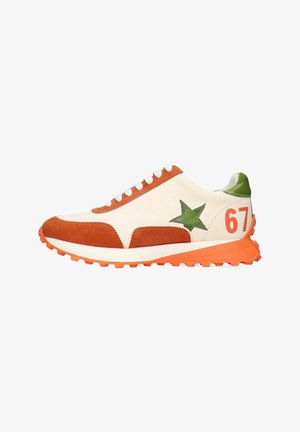 Sko med en cremefarvet læderoverdel, orange suede-detaljer, grøn stjernesymbolet og en struktureret orange sål; har hvide snørebånd og nummer "67."
