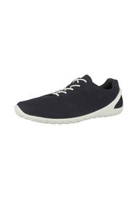 Sneaker leggero di un blu navy scuro con accenti bianchi, tomaia traspirante con perforazioni e suola in gomma testurizzata per una migliore aderenza.