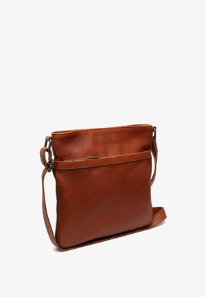 Borsa a tracolla in pelle marrone con texture liscia, tracolla regolabile, tasca frontale con zip e logo impresso sul lato superiore.