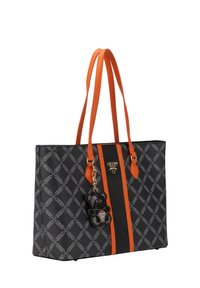 Zwarte totebag met oranje handvatten en een centrale streep. Heeft een patroonoppervlak, gouden branding en een teddybeer charm.