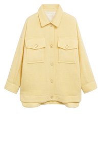 Gul fleece knapjakke med krave, to frontlommer og en afslappet pasform. Har knaplukninger og en blød tekstur.