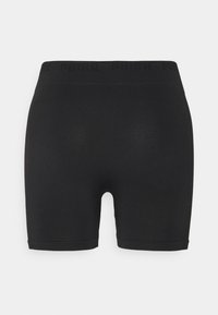 Černé sportovní šortky vyrobené z elastické tkaniny s brandovaným elastickým pasem; mají hladký povrch a přiléhavý střih, bez vzorů.