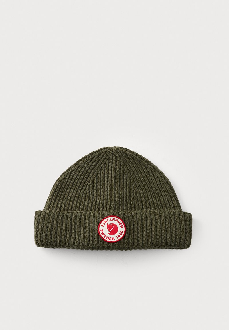 Olivgrön ribbad stickad mössa med vikbar kant och en röd cirkulär logotyp med en räv, texten lyder "FJÄLLRÄVEN SVERIGE 1980."