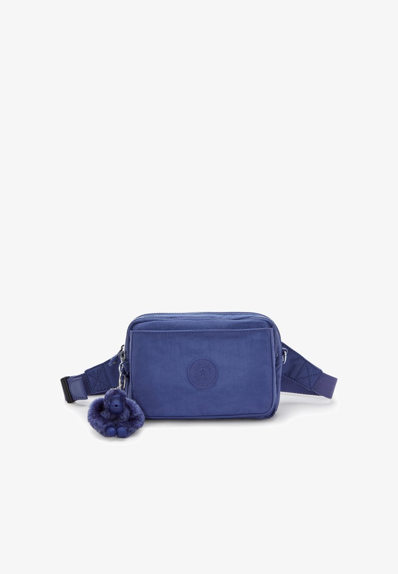 Blå syntetisk crossbody taske med en lynlåslukket hovedrum, flad frontlomme og en sød blå pom-pom nøglering. Justerbar rem inkluderet.