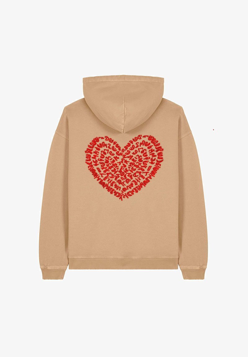 Beige hoodie med en röd hjärtformad design på baksidan, fylld med abstrakt text. Justerbar huva, ribbade ärmslut och nederkant. Tillverkad av bomull.