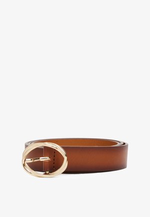 Bruin leren riem met een gouden ovale gesp, netjes opgerold op een witte achtergrond.