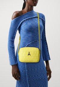 Patrizia Pepe BORSA BAG - Borsa a tracolla - dynamic yellow