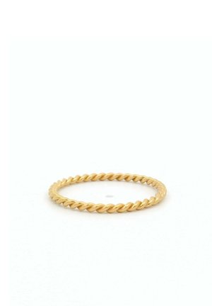 Dünner goldener, gedrehter Ring mit einer glatten, seilähnlichen Struktur vor weißem Hintergrund.
