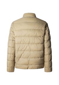 Chaqueta de plumas beige con cuello alto, textura acolchada y costuras horizontales; diseñada para proporcionar calor con una silueta ajustada.