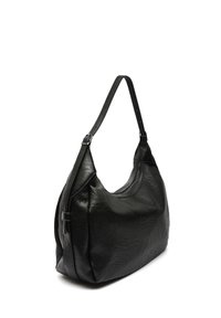 Svart läder axelväska med en mjuk, texturerad yta, rundad form och en lång justerbar rem. Har sidodetalj med dragkedja.