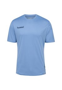 Lichtblauw sport T-shirt met korte mouwen en ronde hals, voorzien van een donker "hummel" logo op de bovenste linkerkant van de borst.