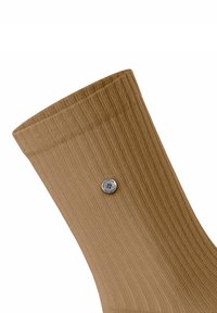 Braune gerippte Socke mit strukturierter Oberfläche. Besitzt einen silbernen metallischen Knopf mit Markenakzent an der Seite.