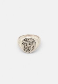 Zilveren ring met een ronde ontwerp, voorzien van een gegraveerd rozenmotief en bladeren. Het oppervlak heeft een matte textuur met een subtiele glans.