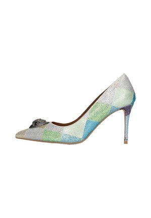 Zapato de tacón alto y punta afilada con un patrón de patchwork en colores pastel y pequeños adornos, que presenta un detalle decorativo metálico en la punta.