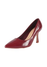 Pumps in vernice borgogna con tacco alto, punta affusolata, texture liscia e tacco sottile e allungato. L'interno presenta una fodera chiara.
