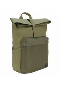Zaino verde con design a roll-top, pannelli testurizzati, tasca frontale con zip e un accento del logo. Realizzato con materiali durevoli.