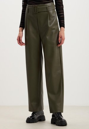 Pantaloni a gamba larga in pelle sintetica verde oliva con vita belted, caratterizzati da una texture liscia e linee pulite. Abbinati a scarpe con piattaforma nere.
