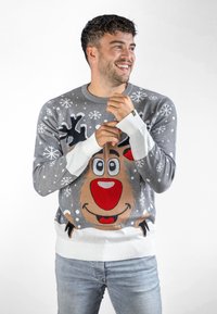 Grauer Pullover mit einem Rentier-Gesicht-Design, Schneeflockenmuster und weißen Rippbündchen. Hat eine rote Nase und einen verspielten Ausdruck.