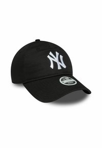 Zwarte baseballpet met een gebogen rand, voorzien van een wit geborduurd logo op de voorkant en een vlakke verstelbare band aan de achterkant.