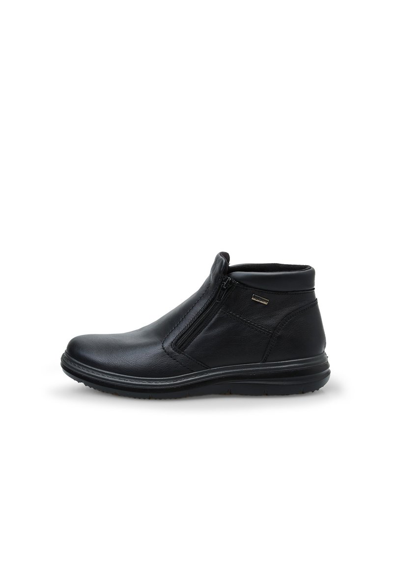 Botín de cuero negro hasta el tobillo con cremallera lateral, punta redondeada y suela texturizada. Presenta un empeine suave con un collar acolchado para mayor comodidad.