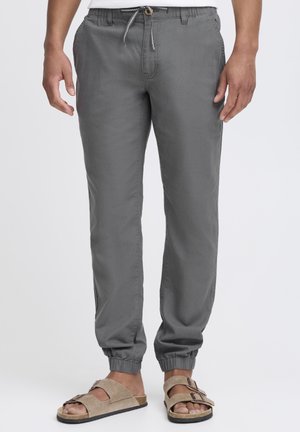 Grå joggingbukser lavet af letvægtsstof, med elastisk talje, justerbar snøre og elastiske manchetter.