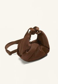 Borsa in pelle marrone con design morbido e imbottito. Presenta una superficie testurizzata e una tracolla in tessuto regolabile. Forma compatta con bordi arrotondati.