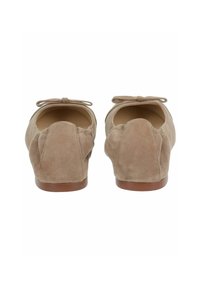 Ballerine in suede beige con un accento a fiocco, schiena arrotondata e texture morbida, dotate di una suola in legno piatta e un design semplice.
