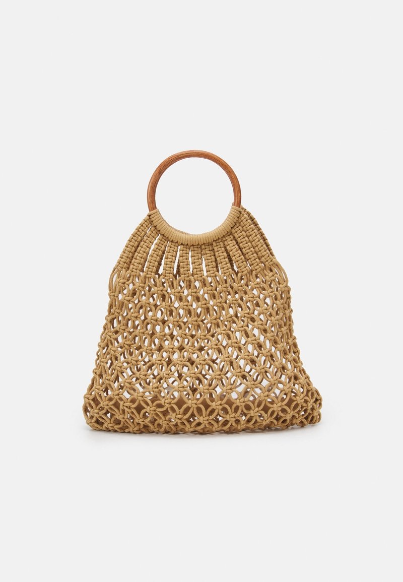 Sac à main tissé beige avec une forme structurée et une poignée circulaire en bois. Présente un design à mailles ouvertes avec une finition texturée et une base solide.