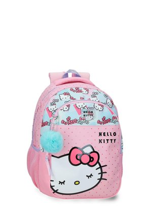 Mochila rosa de Hello Kitty con diseño de lazo, lunares, un llavero azul y esponjoso, y bolsillos laterales de malla diseñados para niños.