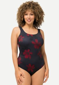 Maillot de bain une pièce noir avec un motif floral rouge, doté de larges bretelles et d'un décolleté en cœur. Tissu lisse et extensible pour le confort.