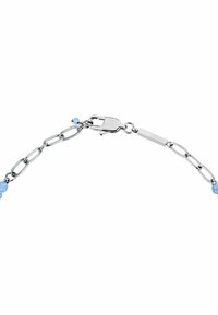 Silverfärgad kedjebrWhat med ljusblå pärlor, med oval länkdesign och en kräftklämma. Graverad tagg med varumärket.