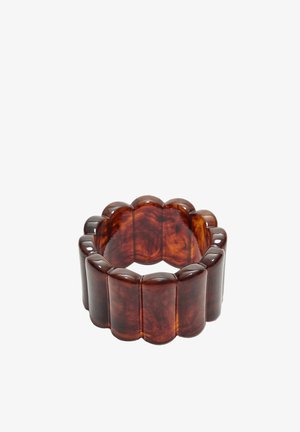 Bracciale in resina marrone con un design scallopato, caratterizzato da superfici lisce e una finitura lucida. I segmenti sono leggermente traslucidi.