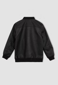 Chaqueta bomber negra con un exterior de suave cuero sintético, cuello y mangas acanalados, y un ajuste relajado. Sin detalles visibles en la parte delantera.