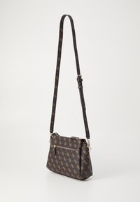 Sac à épaule en tissu foncé avec un motif de monogramme doré. Comprend une fermeture à glissière, une poche avant et une bandoulière ajustable avec un détail de logo.