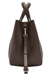 Brązowa skórzana torebka o gładkim wykończeniu, trójkątnym kształcie, dekoracyjnym przeszyciu oraz odpinanym pasku z metalowymi okuciami.