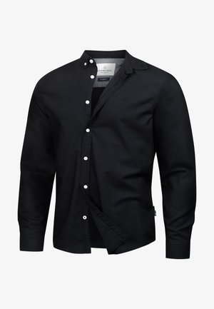 Cămașă neagră cu mâneci lungi, nasturi albi, guler cu nasturi și un mic logo de marcă pe piept.