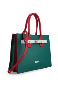 Groene leren handtas met rode handvatten en schouderband, witte horizontale gespdetail en zilveren merkembleem op een witte achtergrond.