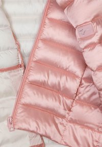 Gepolsterte Jacke mit glattem, glänzendem Innenfutter in Pink, das eine gesteppten Textur aufweist, sowie einem passenden Reißverschluss. Der Außenstoff ist hellfarben.