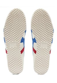 Scarpe bianche con accenti blu e rossi, dotate di una suola in gomma testurizzata con motivi a diamante e dettagli del logo sul fondo.