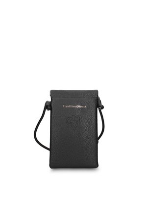 Borsetta in pelle nera con texture, dotata di una tracolla sottile, logo dorato e un design a forma di cuore traforato sul davanti.