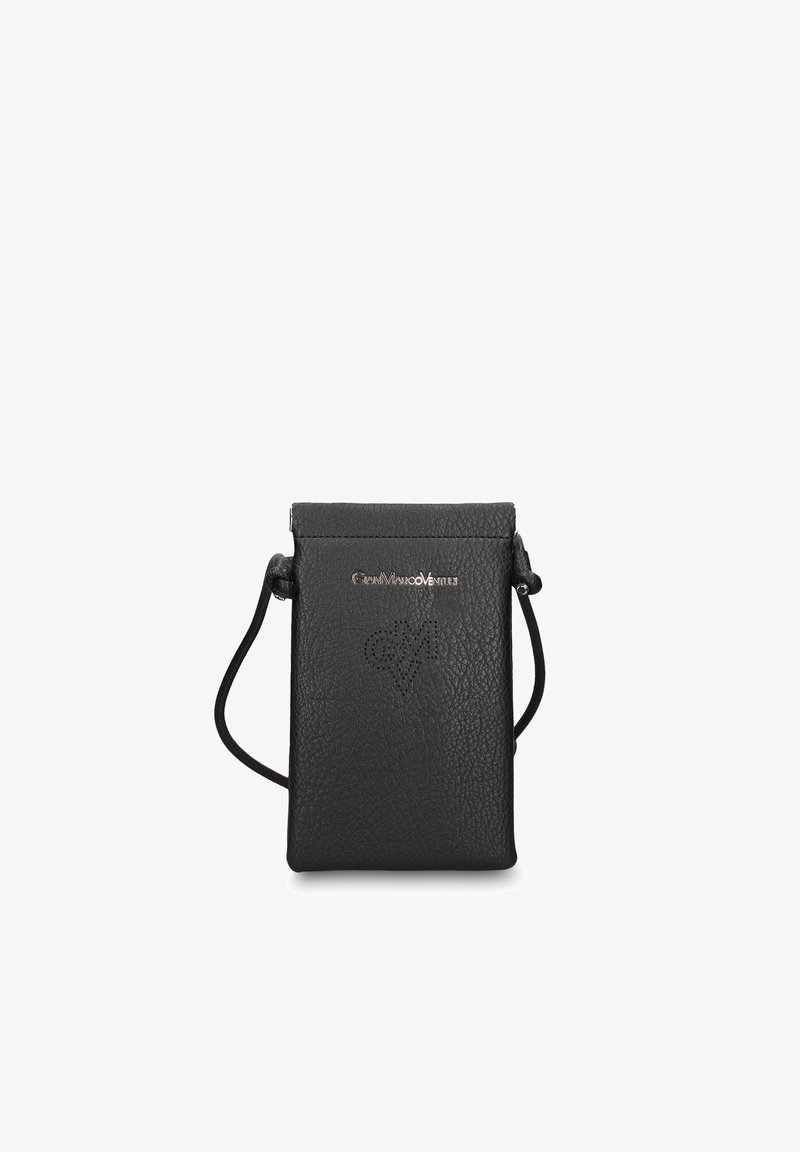 Zwart gestructureerd leren etui met een dunne band, gouden logotekst en een geperforeerd hartmotief aan de voorkant.