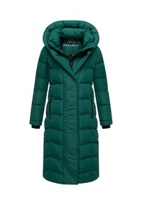 Cappotto lungo imbottito di colore verde scuro, caratterizzato da un ampio cappuccio, chiusura con zip, tasche laterali e polsini a coste. Superficie texturizzata con dettagli trapuntati.