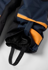 Waterdichte jas met een marineblauw en zwart ontwerp met oranje accenten. Inclusief verstelbare elastische manchetten en een zachte binnenvoering.