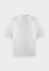 Camiseta de algodón blanca con mangas cortas, cuello redondo y un logo sutil impreso en gris claro en el pecho; textura suave y corte relajado.