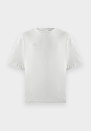 Camiseta de algodón blanca con mangas cortas, cuello redondo y un logo sutil impreso en gris claro en el pecho; textura suave y corte relajado.