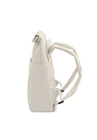 Béžový batoh s elegantním designem, měkkou texturou tkaniny, nastavitelné síťované popruhy a boční kapsou pro další úložný prostor.