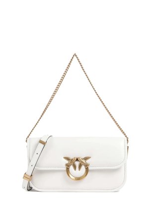 Borsa a tracolla in pelle bianca con catenella dorata e chiusura decorativa dorata raffigurante due uccelli che si fronteggiano.