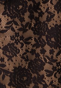 Musta pitsikangas, jossa on kukkakuosi ja teksturoitu verkkomainen tausta. Yksityiskohtaiset ruusut ja lehdet luovat kerroksellisen ilmeen.